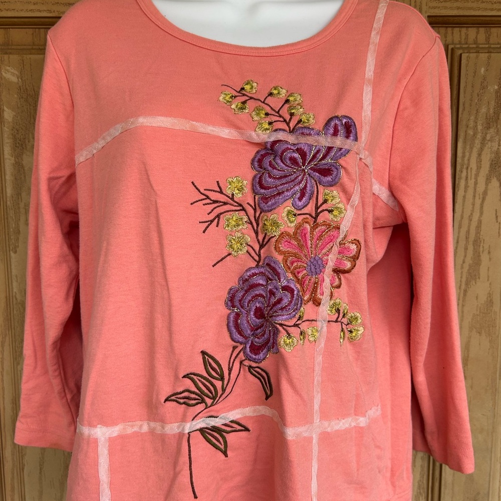 💚3/$25 Floral Embroidered Women's Top - Peach Medium